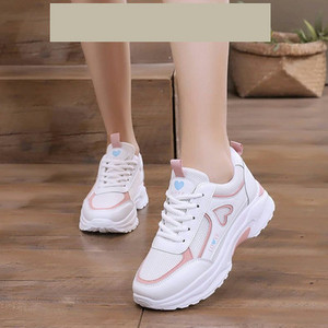 Γυναικεία αθλητικά παπούτσια με τραχιά σόλα και κέντημα