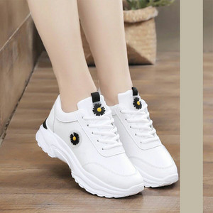 Γυναικεία αθλητικά παπούτσια με τραχιά σόλα και κέντημα