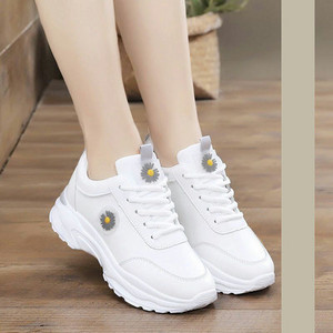 Γυναικεία αθλητικά παπούτσια με τραχιά σόλα και κέντημα