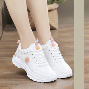 Γυναικεία αθλητικά παπούτσια με τραχιά σόλα και κέντημα