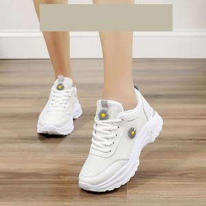 Γυναικεία αθλητικά παπούτσια με τραχιά σόλα και κέντημα