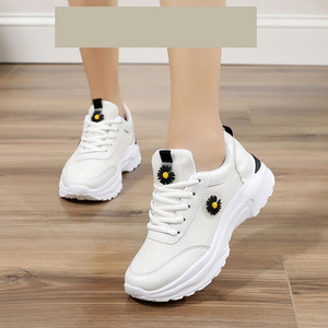 Γυναικεία αθλητικά παπούτσια με τραχιά σόλα και κέντημα