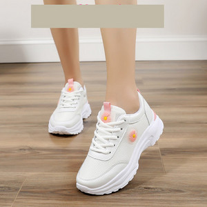 Γυναικεία αθλητικά παπούτσια με τραχιά σόλα και κέντημα