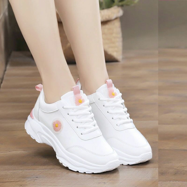 Γυναικεία αθλητικά παπούτσια με τραχιά σόλα και κέντημα