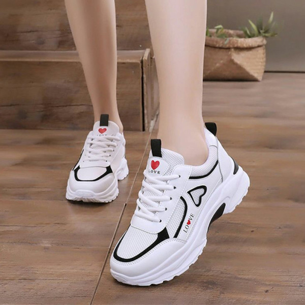 Γυναικεία αθλητικά παπούτσια με τραχιά σόλα και κέντημα