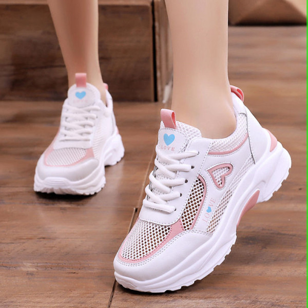 Γυναικεία αθλητικά παπούτσια με τραχιά σόλα και κέντημα