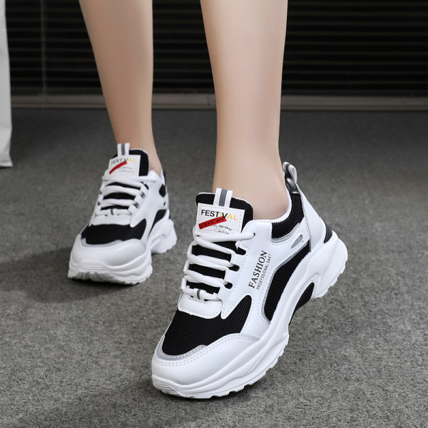 Γυναικεία αθλητικά παπούτσια με τραχιά σόλα και κέντημα