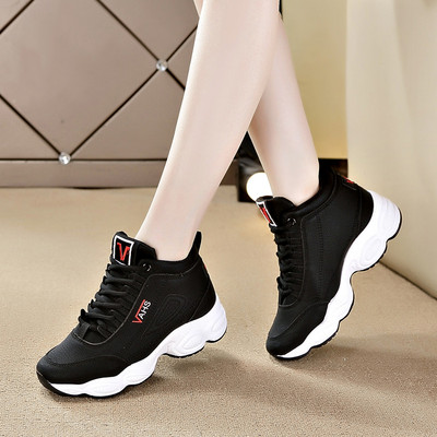 Νέο μοντέλο γυναικεία αθλητικά παπούτσια με τραχιά σόλα σε λευκό και μαύρο χρώμα