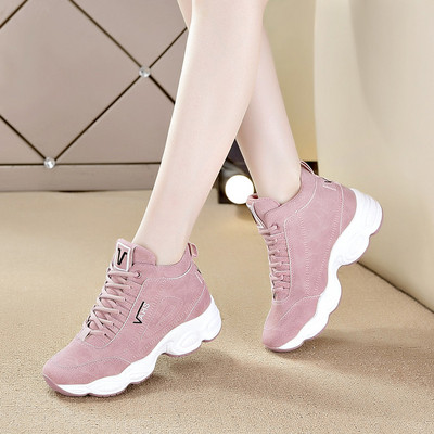 Νέο μοντέλο γυναικεία αθλητικά παπούτσια με τραχιά σόλα σε λευκό και μαύρο χρώμα