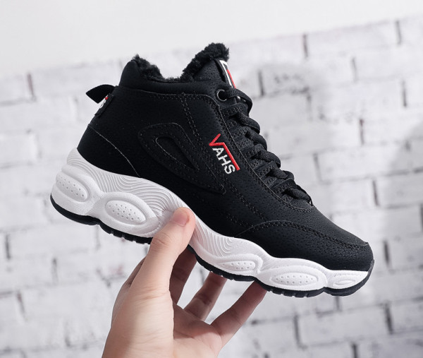 Νέο μοντέλο γυναικεία αθλητικά παπούτσια με τραχιά σόλα σε λευκό και μαύρο χρώμα