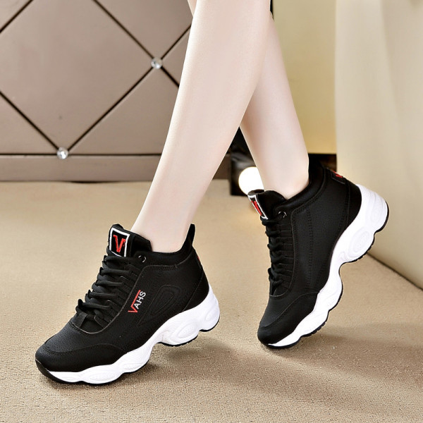 Νέο μοντέλο γυναικεία αθλητικά παπούτσια με τραχιά σόλα σε λευκό και μαύρο χρώμα