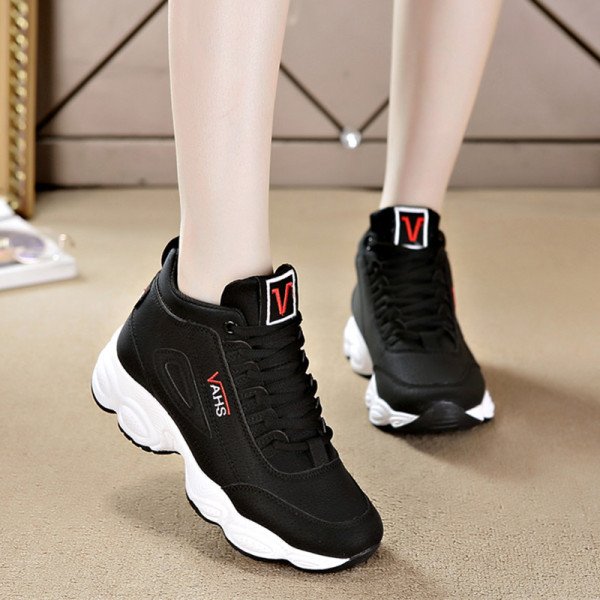 Νέο μοντέλο γυναικεία αθλητικά παπούτσια με τραχιά σόλα σε λευκό και μαύρο χρώμα