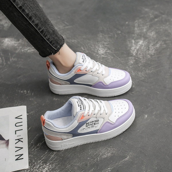 Γυναικεία αθλητικά παπούτσια με κορδόνια και επίπεδη σόλα σε τρία χρώματα