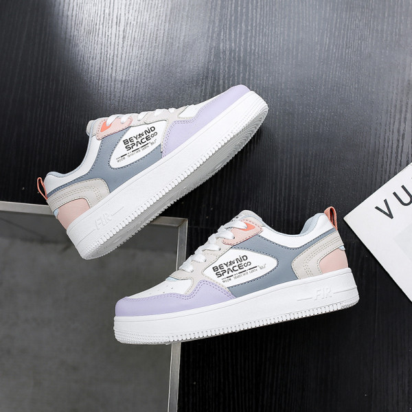 Γυναικεία αθλητικά παπούτσια με κορδόνια και επίπεδη σόλα σε τρία χρώματα