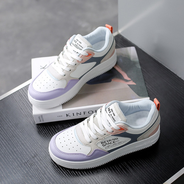 Γυναικεία αθλητικά παπούτσια με κορδόνια και επίπεδη σόλα σε τρία χρώματα