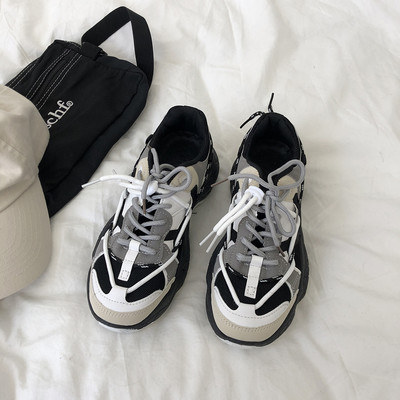 Μοντέρνα αθλητικά παπούτσια για γυναίκες με κορδόνια