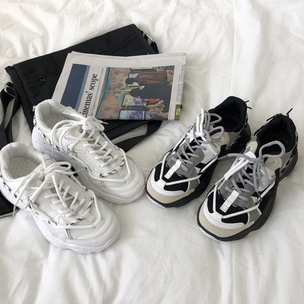 Μοντέρνα αθλητικά παπούτσια για γυναίκες με κορδόνια