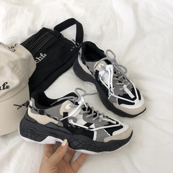 Μοντέρνα αθλητικά παπούτσια για γυναίκες με κορδόνια