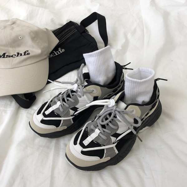 Μοντέρνα αθλητικά παπούτσια για γυναίκες με κορδόνια