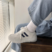 Vabaaja tossud tasasel platvormil