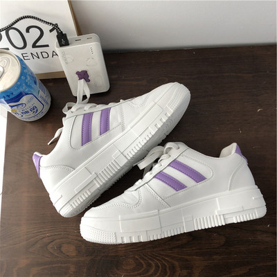 Vabaaja tossud tasasel platvormil