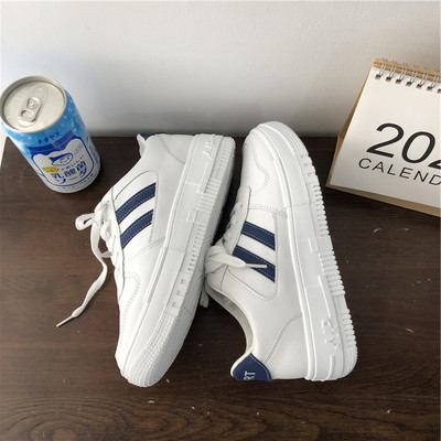 Vabaaja tossud tasasel platvormil