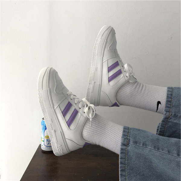 Vabaaja tossud tasasel platvormil