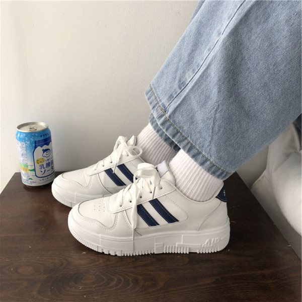 Vabaaja tossud tasasel platvormil