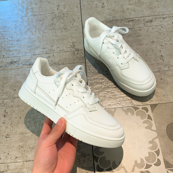 Γυναικεία έκο δερμάτινα παπούτσια με επίπεδη σόλα σε λευκό χρώμα