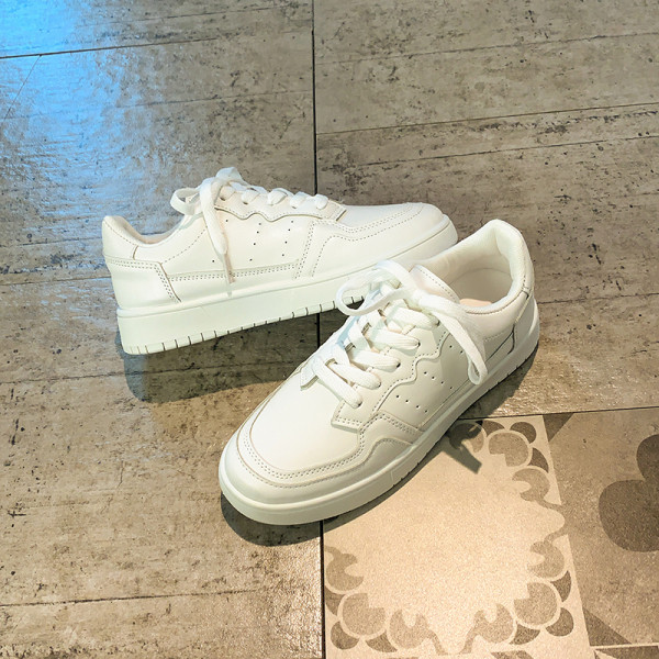 Γυναικεία έκο δερμάτινα παπούτσια με επίπεδη σόλα σε λευκό χρώμα