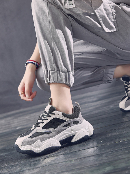 Γυναικεία αθλητικά παπούτσια από οικολογικό σουέτ με κορδόνια