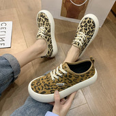 Paelte ja loomatrükiga naiste tossud