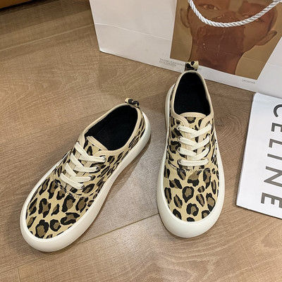 Paelte ja loomatrükiga naiste tossud