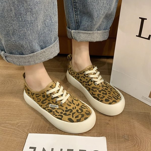 Paelte ja loomatrükiga naiste tossud