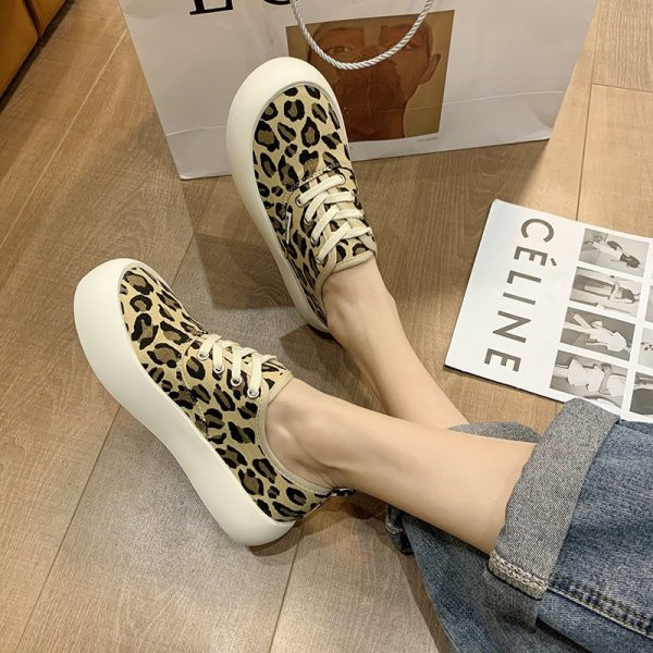 Paelte ja loomatrükiga naiste tossud