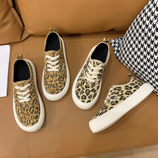 Paelte ja loomatrükiga naiste tossud