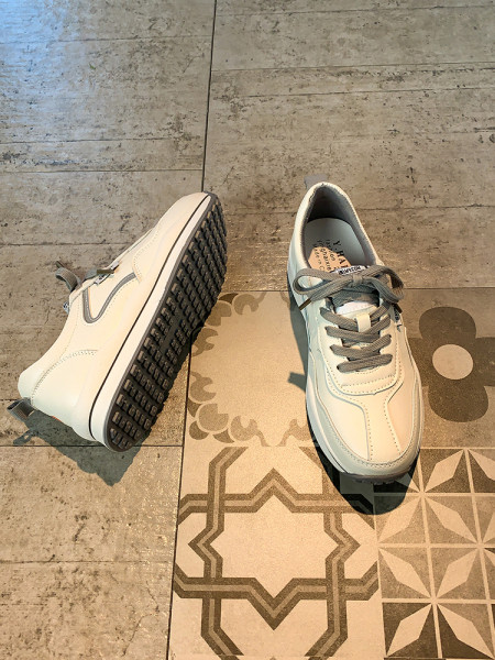 Μοντέρνα γυναικεία αθλητικά παπούτσια με κορδόνια και επίπεδη σόλα