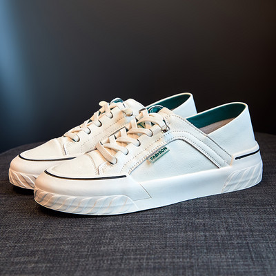 Γυναικεία αθλητικά παπούτσια με επίπεδη σόλα και κορδόνια σε λευκό χρώμα