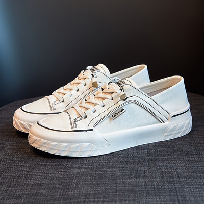 Γυναικεία αθλητικά παπούτσια με επίπεδη σόλα και κορδόνια σε λευκό χρώμα