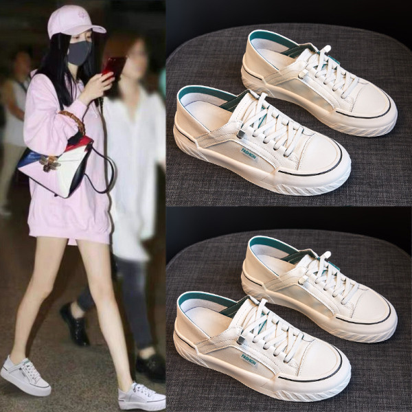 Γυναικεία αθλητικά παπούτσια με επίπεδη σόλα και κορδόνια σε λευκό χρώμα