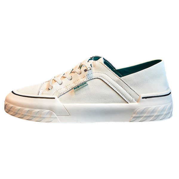 Γυναικεία αθλητικά παπούτσια με επίπεδη σόλα και κορδόνια σε λευκό χρώμα