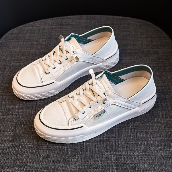 Γυναικεία αθλητικά παπούτσια με επίπεδη σόλα και κορδόνια σε λευκό χρώμα