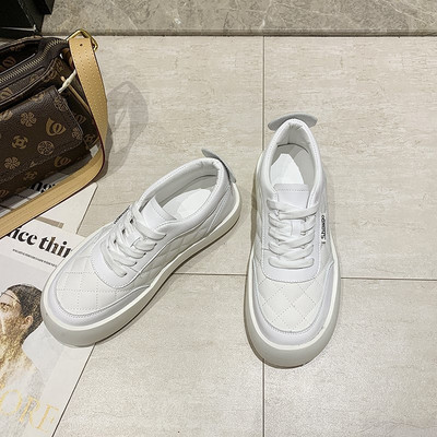 Γυναικεία αθλητικά παπούτσια με έμβλημα