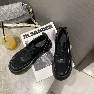 Γυναικεία αθλητικά παπούτσια με έμβλημα