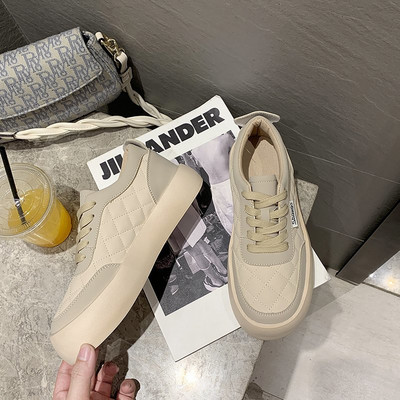 Γυναικεία αθλητικά παπούτσια με έμβλημα