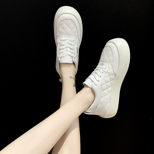 Γυναικεία αθλητικά παπούτσια με έμβλημα