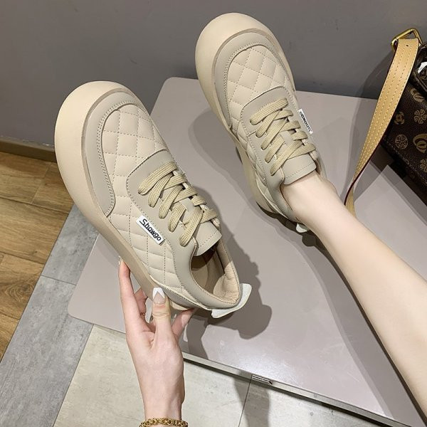 Γυναικεία αθλητικά παπούτσια με έμβλημα