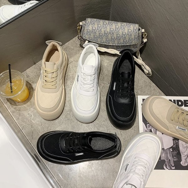 Γυναικεία αθλητικά παπούτσια με έμβλημα