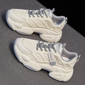 Γυναικεία αθλητικά παπούτσια σε λευκό χρώμα με τραχιά σόλα και κορδόνια