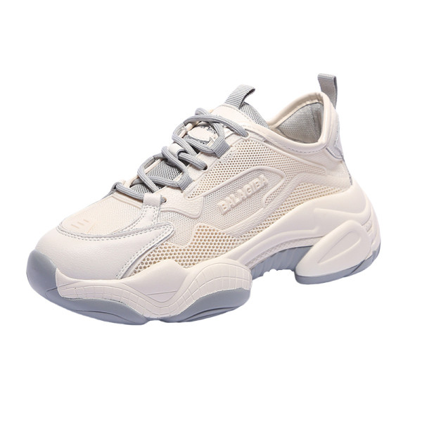 Γυναικεία αθλητικά παπούτσια σε λευκό χρώμα με τραχιά σόλα και κορδόνια